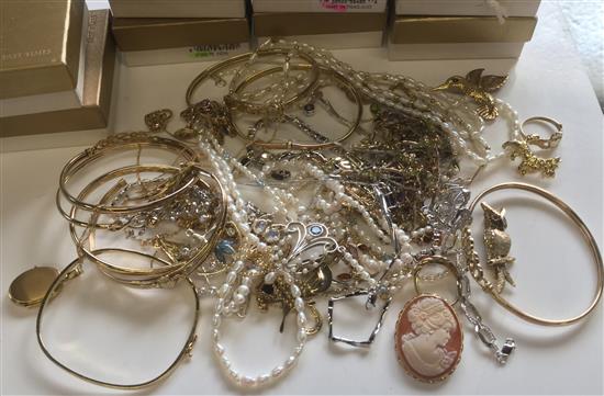 Quantity of gold and other jewellery